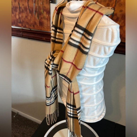 Nice winter scarf looks like Burberry made in Germany🧣